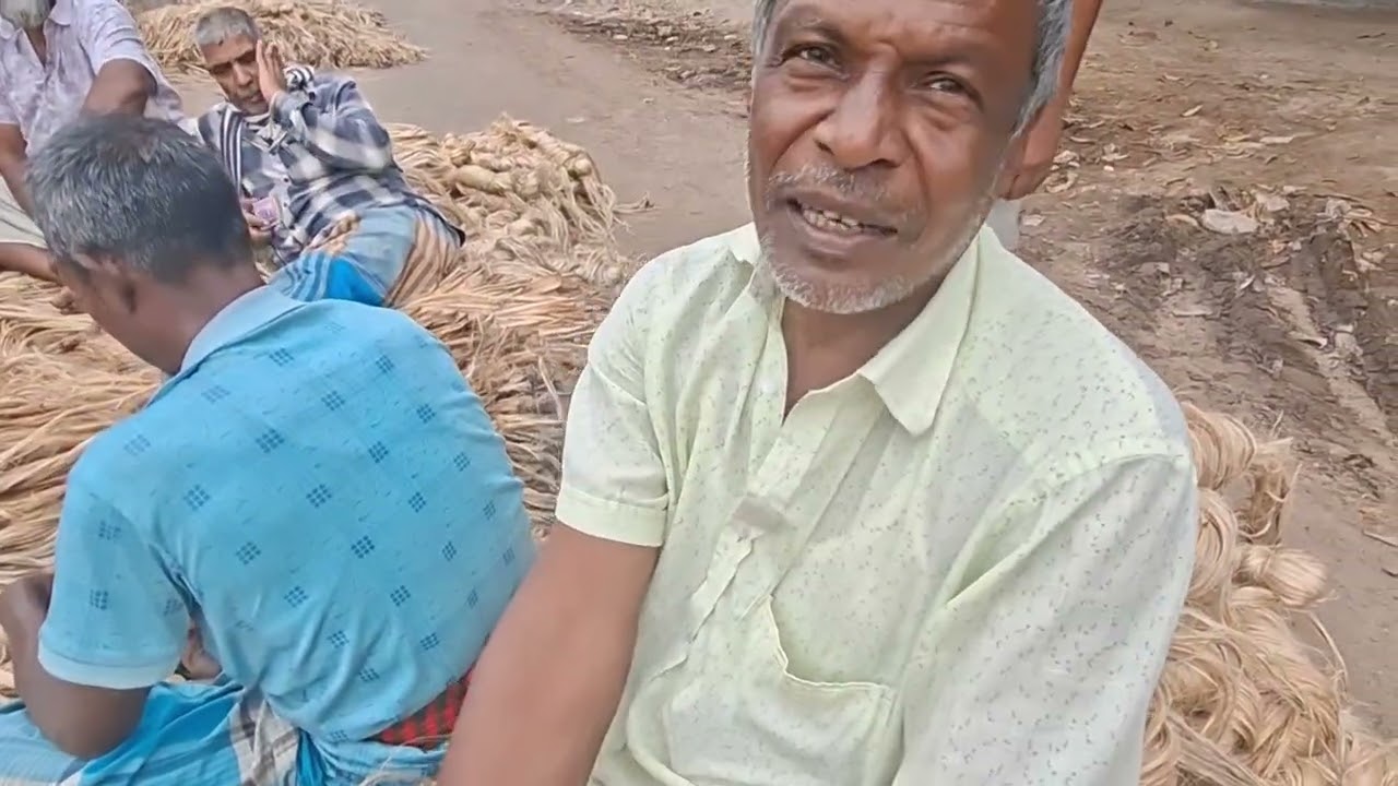 আবার বাড়তি পাটের বাজার আমদানি কম চাহিদা ব্যাপক। ০৯/০৩/২০২৬ পাবনার বনগ্রাম হাট। 