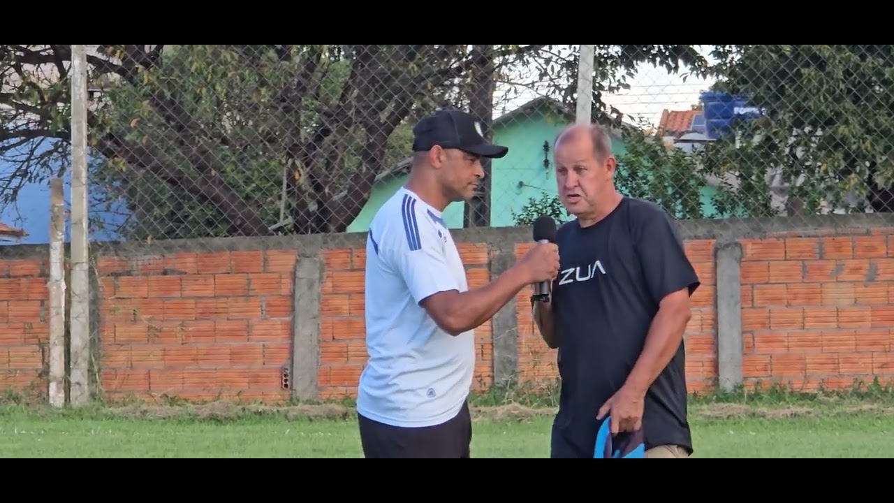 O árbitro  Pedrão   falando  com  ta sendo a arbitragem 