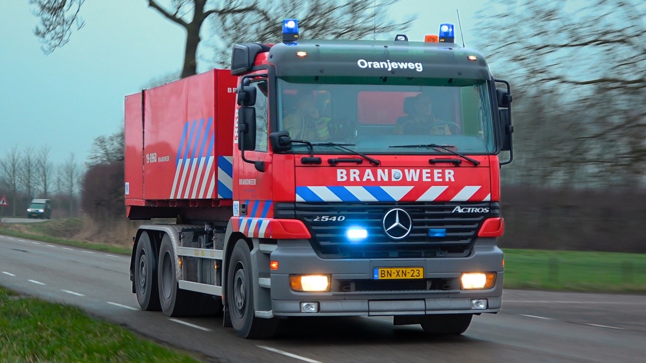 Elektrische auto brand volledig uit bij bergingsbedrijf - Brandweer en Politie met spoed onderweg!