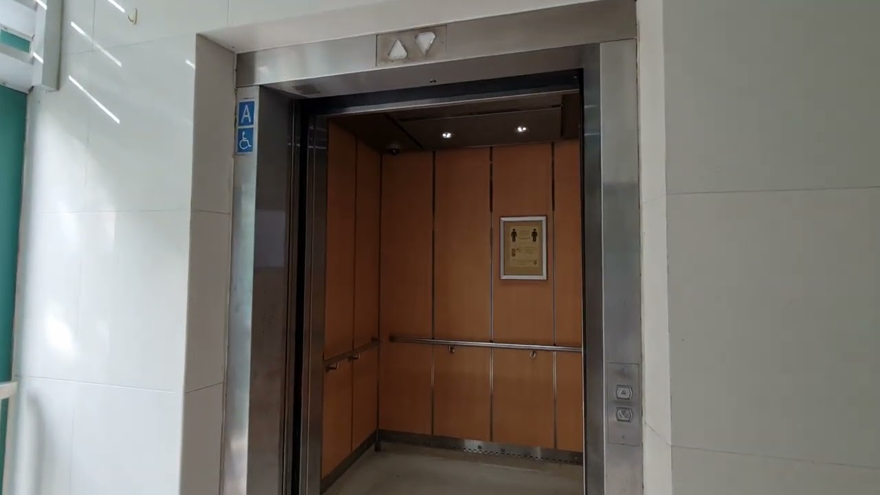 RARE EM Lift with lanterns - Block 453 Clementi