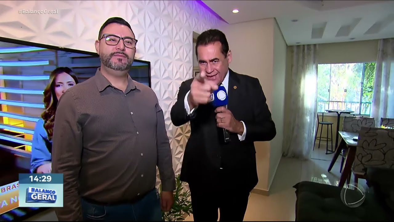Xerife do Consumidor: Homem compra sofá novo, paga caro e recebe um quebrado e rasgado