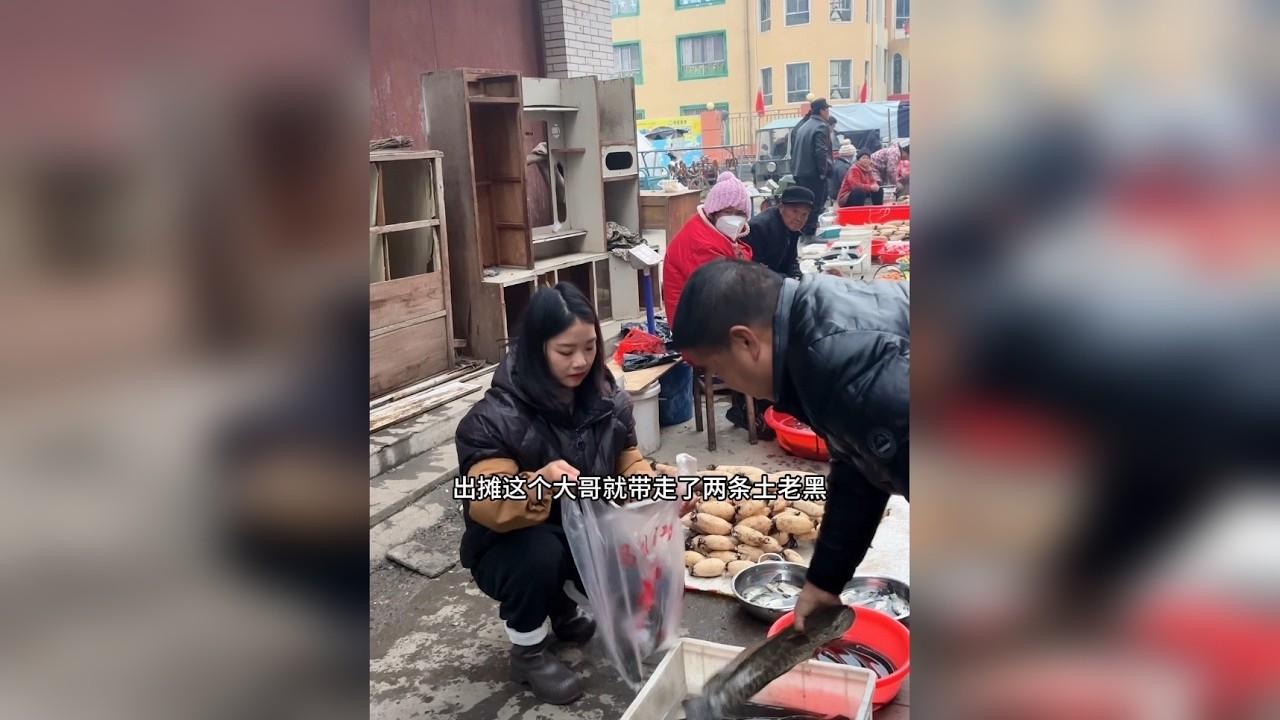 今天，赶集卖鱼和莲藕，旁边80多岁爹爹一早上竟卖了6块钱，看看农村人的真实摆摊生活…