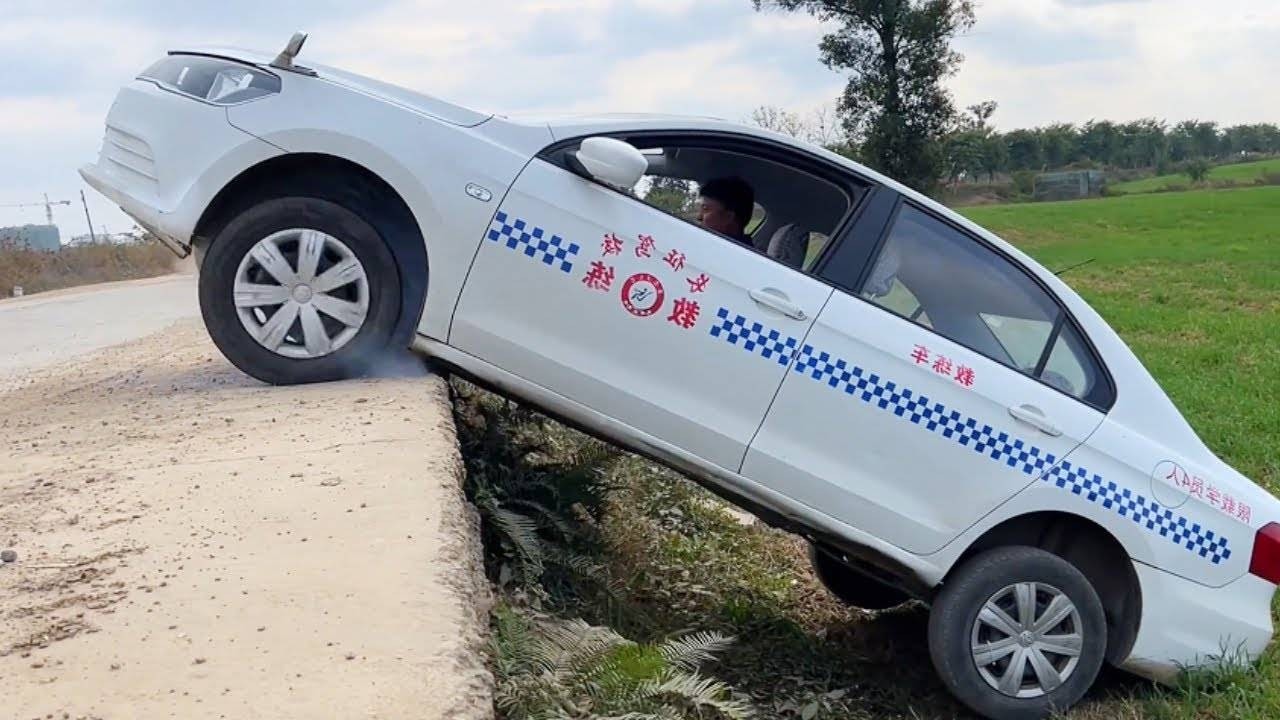 The Old Driver Reversed And Fell Into A Deep Pit, Almost Overturning The Car