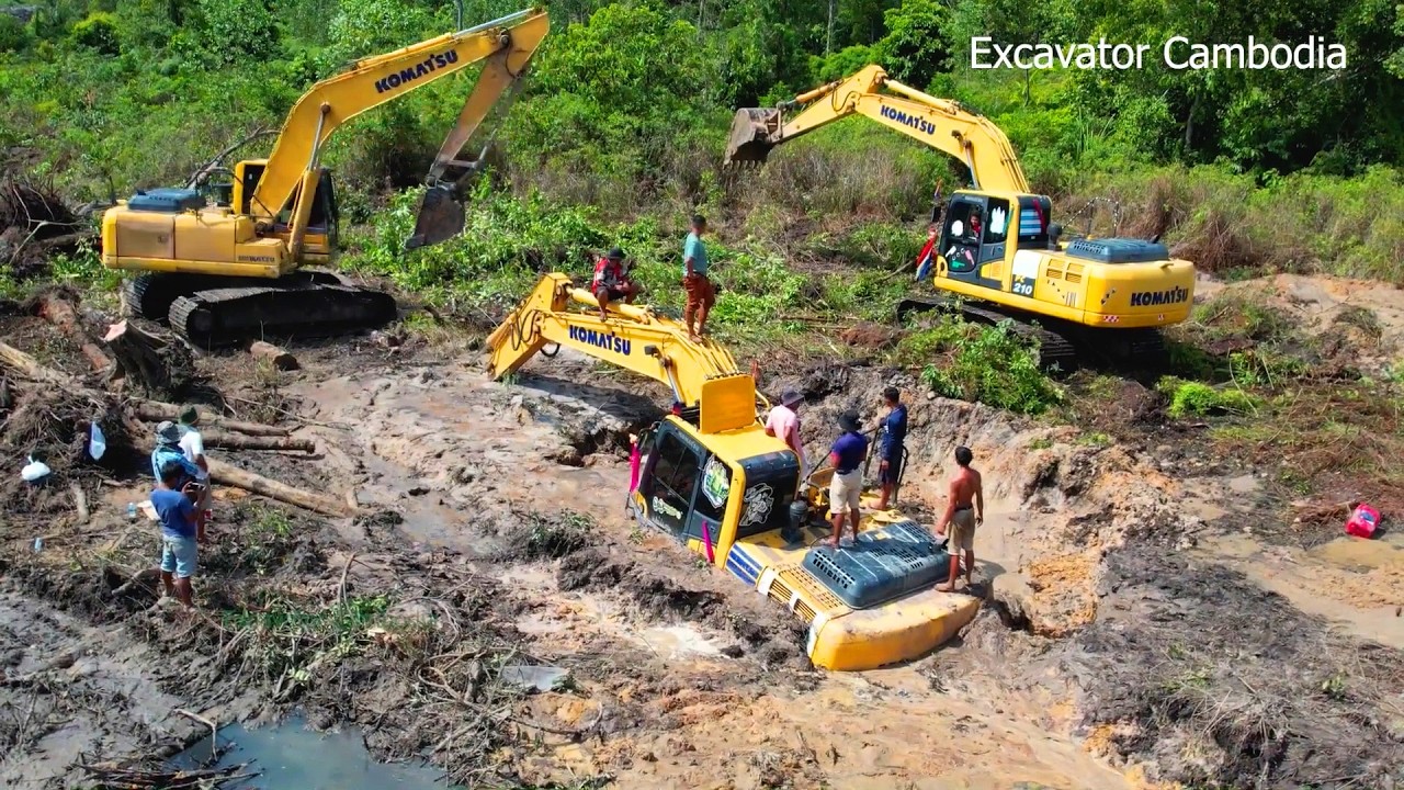 Be Careful ! Excavator Sinking In Mud - Amazing Heavy Recovery Excavator Stuck In Mud Successfully