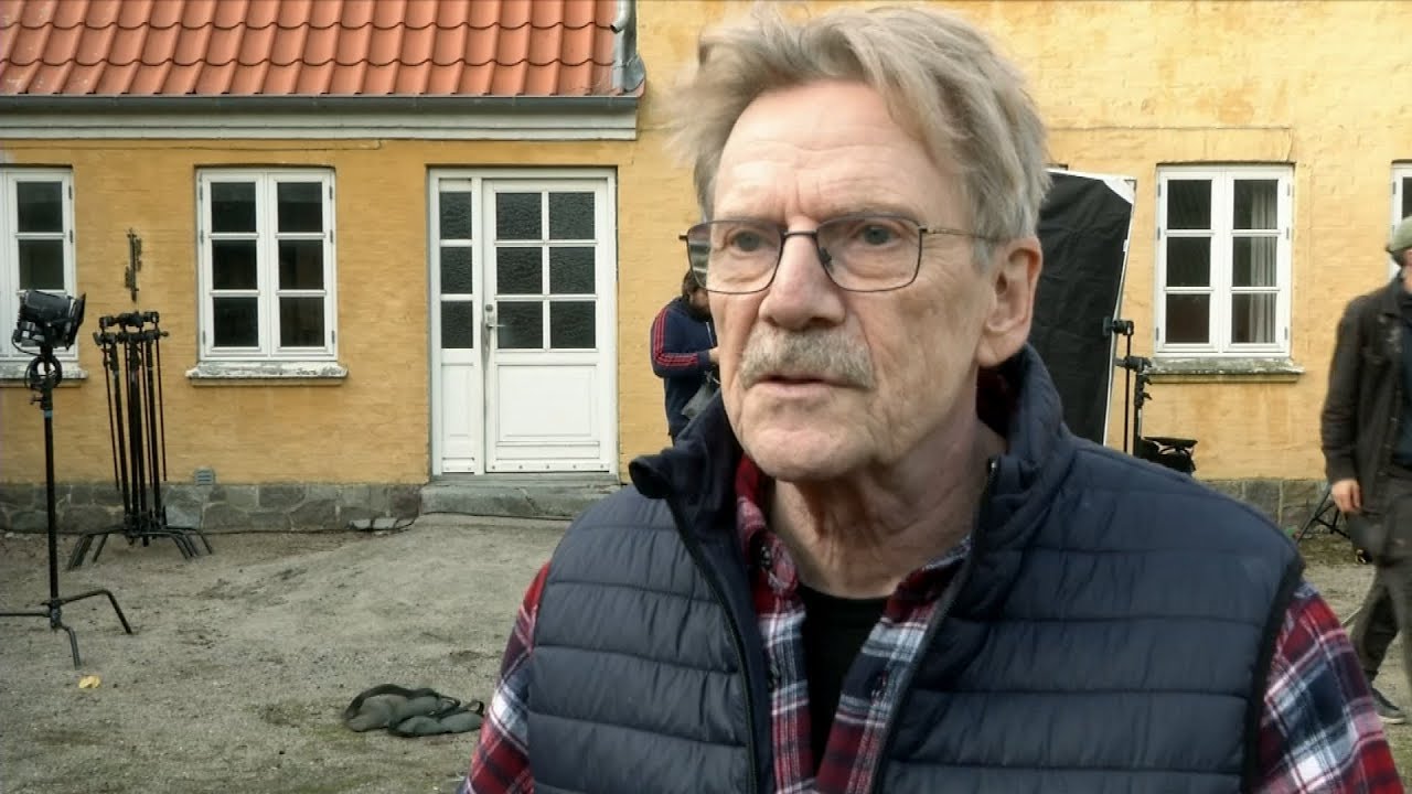 Jesper Christensen kører ind i port under filmoptagelserne til Lille sommerfugl