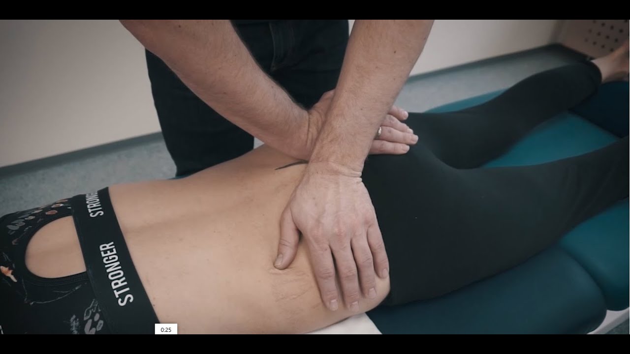 Manuelle Therapie ISG - Gegenläufige Mobilisation des Os sacrum in Höhe S1 über S3 nach dorsal