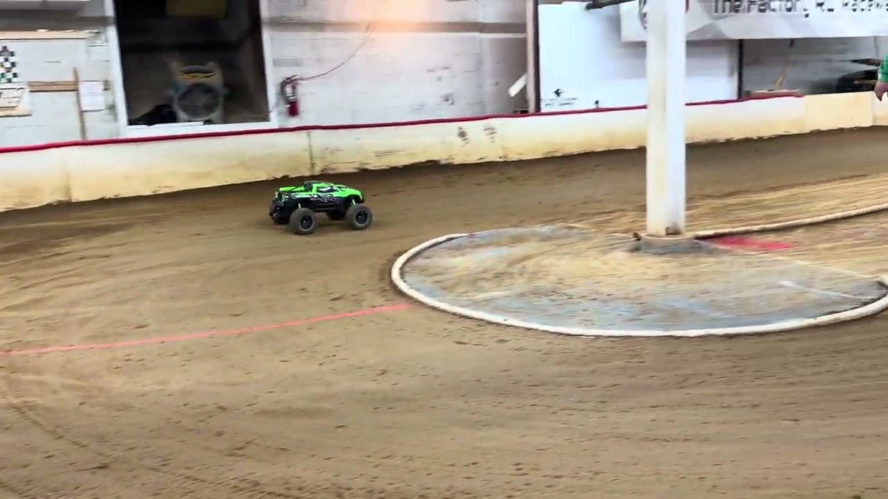 Traxxas xmaxx rippin dirt oval 