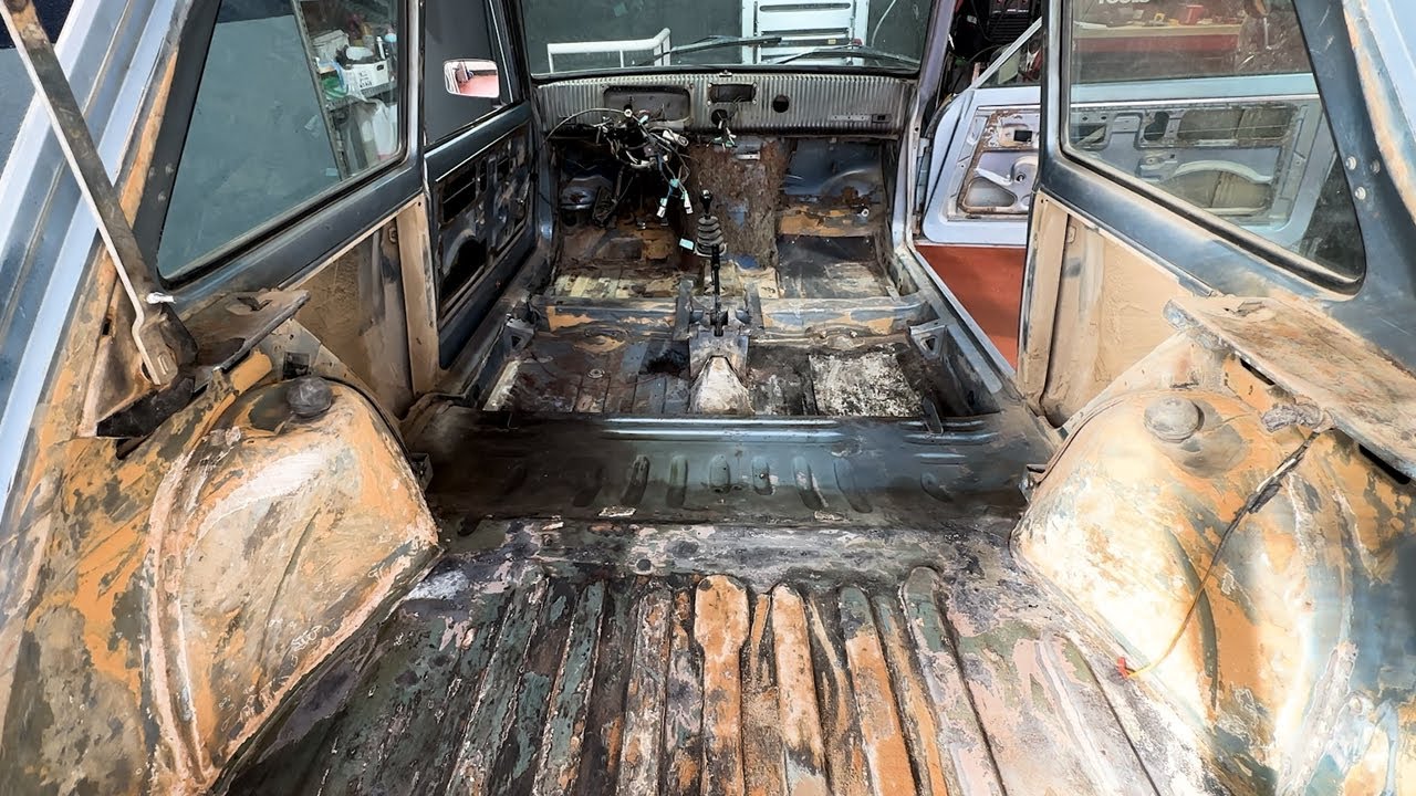 Desmonto todo el interior del R5 para encontrar más óxido todavía.