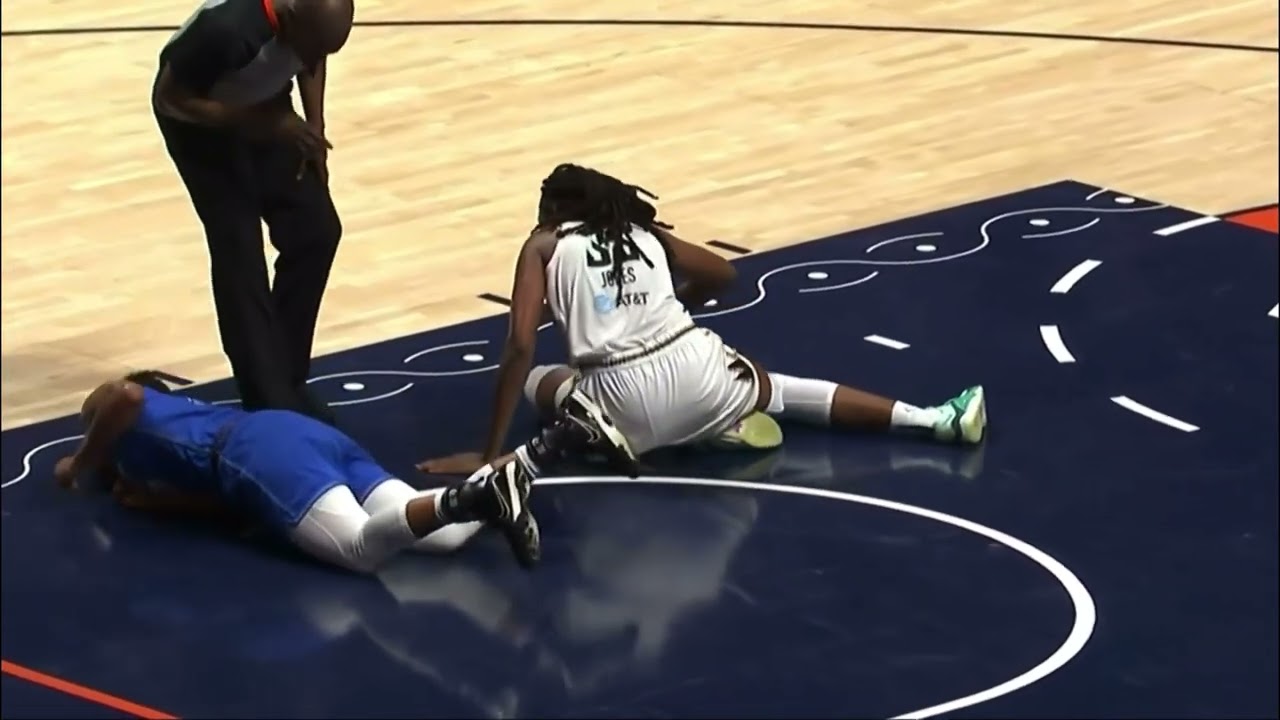 Alyssa Thomas injured early in the fourth quarter