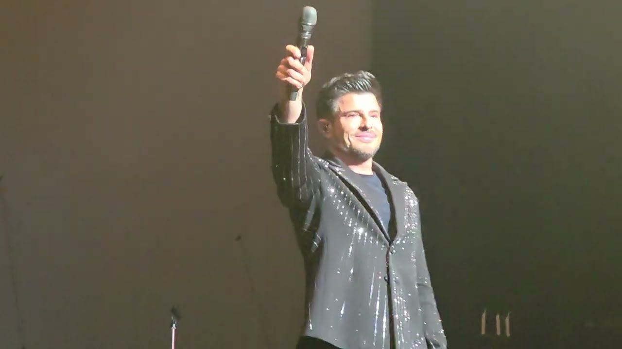 Concert Vincent Niclo qui reprend je suis malade de Serge Lama avec beaucoup d'intensité à Lausanne