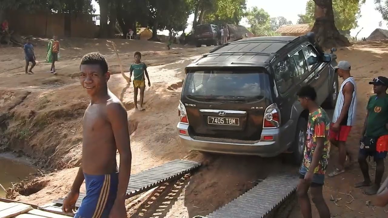 Madagascar: Drive to Bekopaka and visit Great Tsingy