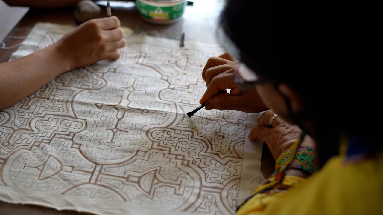 Maestra Miriam: Enseñando El Arte Del Diseño Shipibo Konibo - Michelina Risbeck
