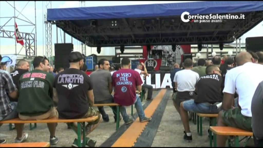 Corteo antifascista, ma per la città sfila anche gente armata di bastoni