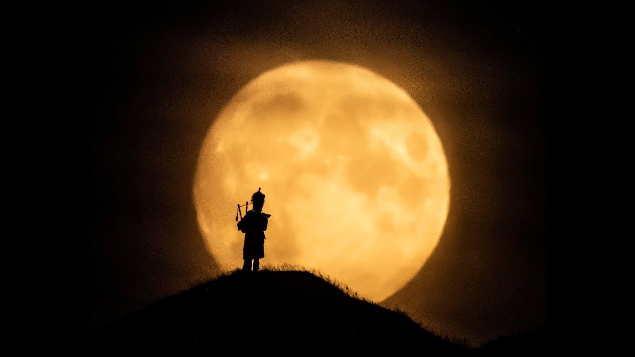 WATCH the full Sturgeon moon rising with piper playing Dark Island
