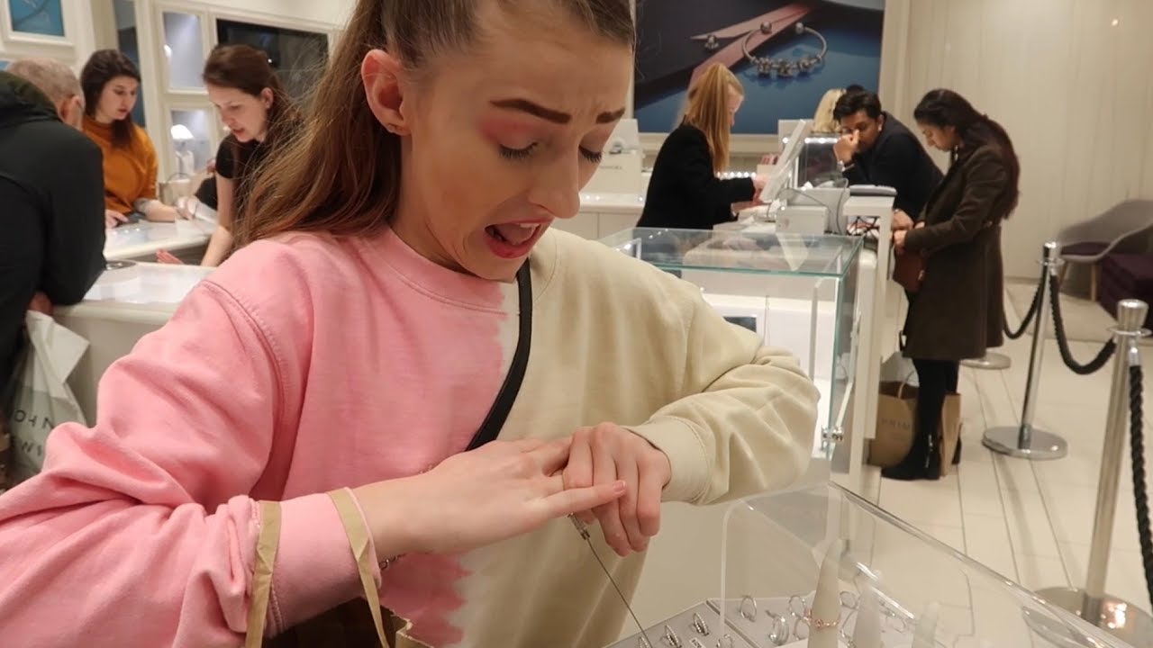 Ashleigh Gets Stuck in Pandora Christmas Shopping at Bluewater vlog