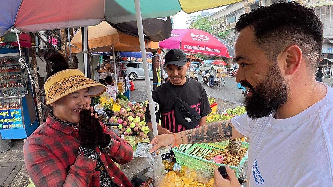 Helping Street Vendors in Cambodia 🇰🇭