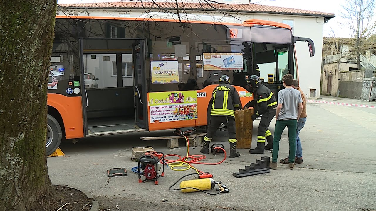 Finisce sotto le ruote del pullman all'uscita da scuola, grave 16enne