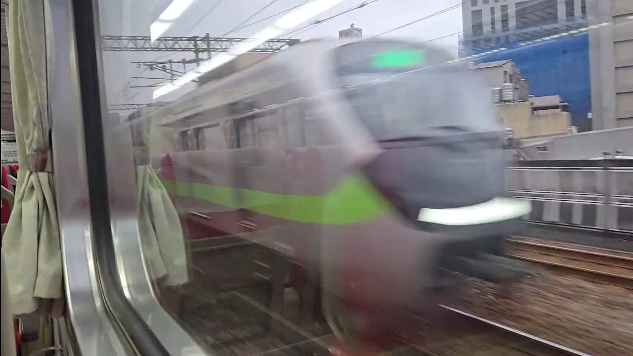 139次七堵發車經由山線開往潮州的E500型鳴日色金光牌雙電力機車頭E531+十二節PP車廂+E529推拉式PP自強號，和1214次北湖開往基隆的銀綠色微笑號EMU900型十輛一編組EMU935區間車