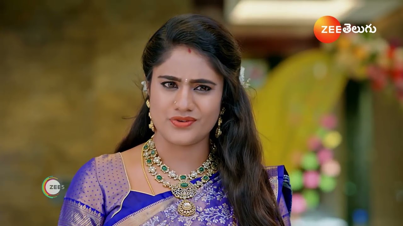 Jagadhatri Telugu |  పూజారి గెట్ అప్ లో వచ్చిన మీనన్ ని గుర్తు పట్టిన జేడీ