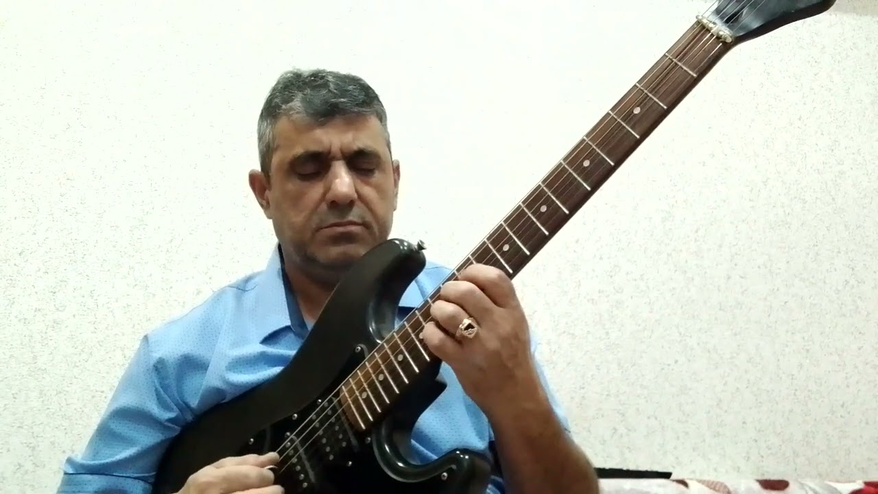 Песня,,Виноградная косточка''На гитаре Анвар Аббасов.