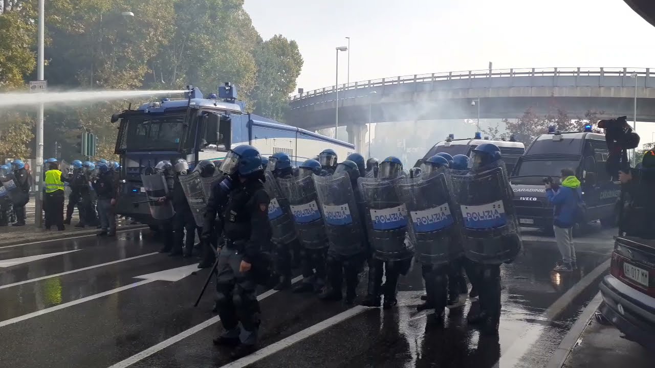 Trieste, idranti e cariche della polizia per lo sgombero dei portuali