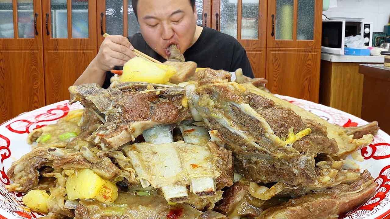 Ацян делает традиционное рага из баранины от фермеров во Внутренней Монголии. Мясо очень мягкое и в