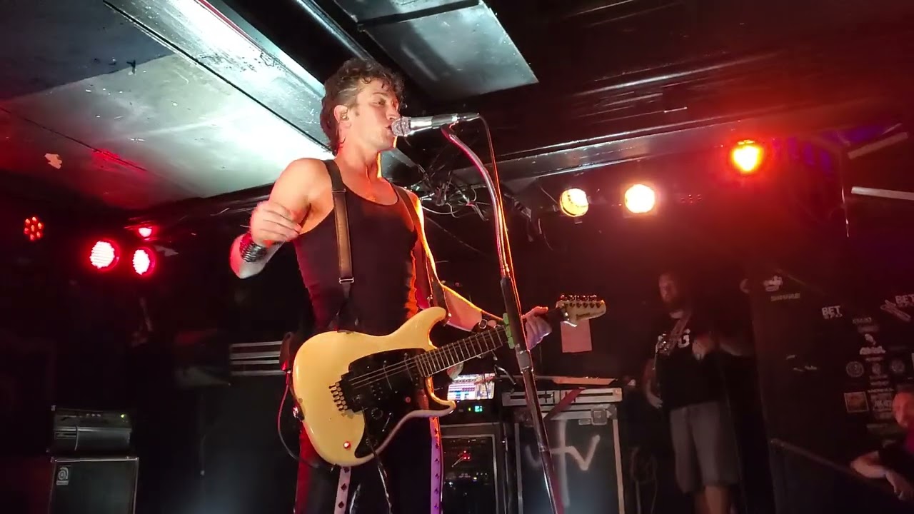 Des Rocs- Maybe, I (Full Song, Front Row Live)