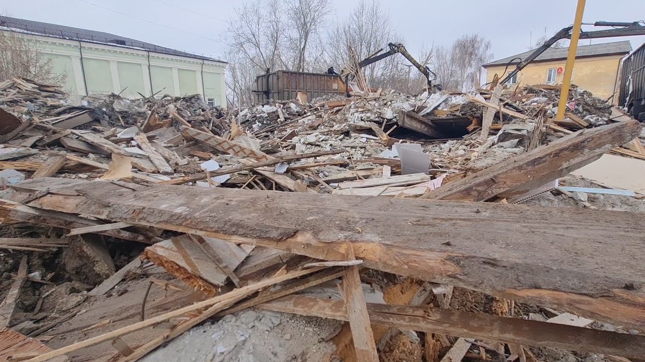 В поселке Горняк снесли старые бараки