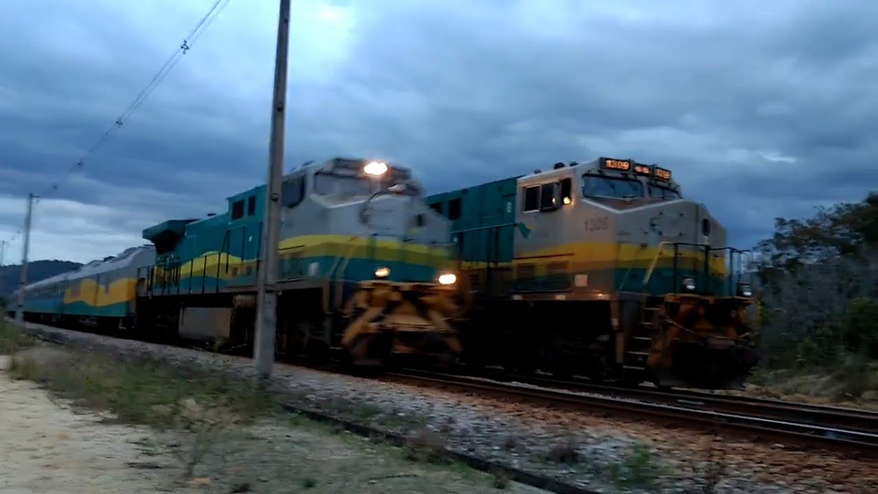 Trem Cargueiro de Minério de Ferro da Vale Aguarda a Passagem do Trem de Passageiros Para Arrancar.