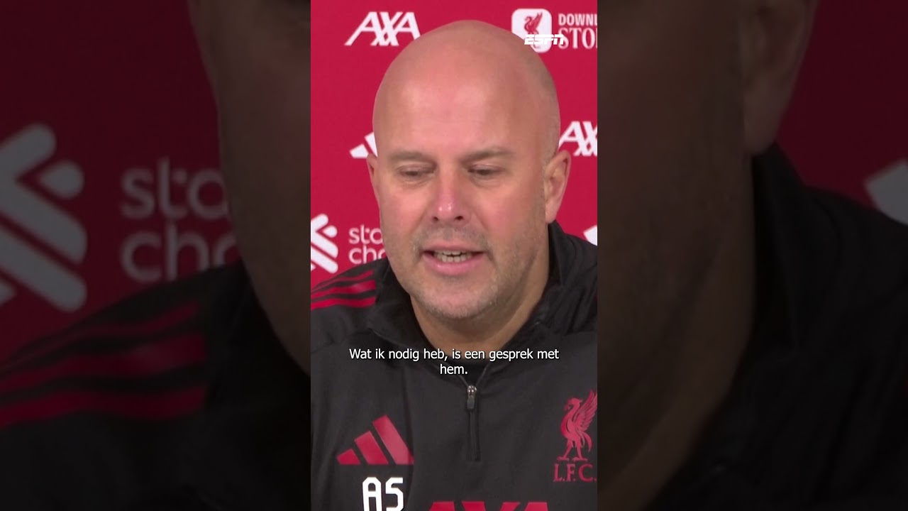 Arne Slot gaat het gesprek aan met Mo Salah👀