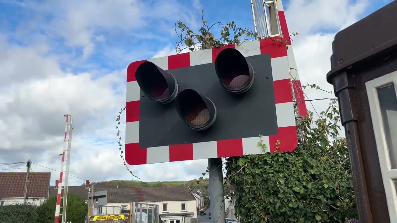 (Pre renewal) Pembrey and Burryport level crossing (Carmarthenshire) with @jari.trains 