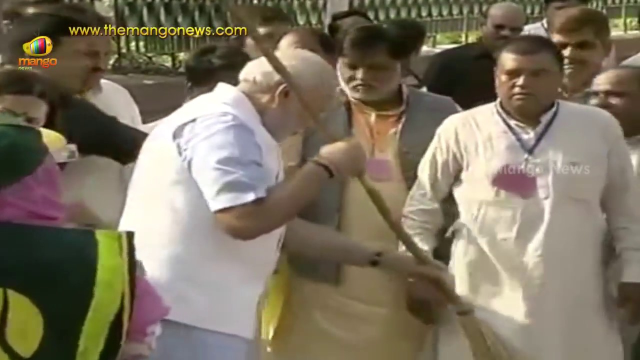 PM Modi initiates Clean India campaign Swachh Bharat Abhiyan from Valmiki Basti