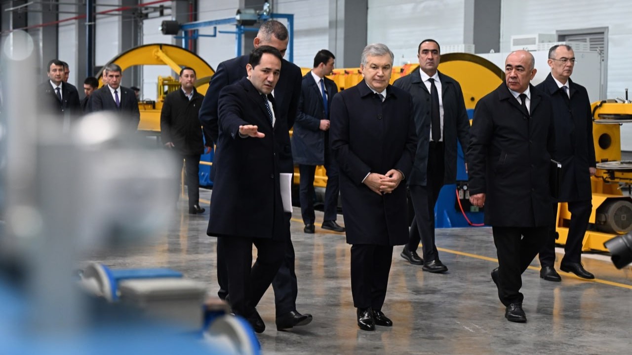 Prezidentimiz Ohangarondagi texnoparkda mis mahsulotlari ishlab chiqarish quvvatlari bilan tanishdi