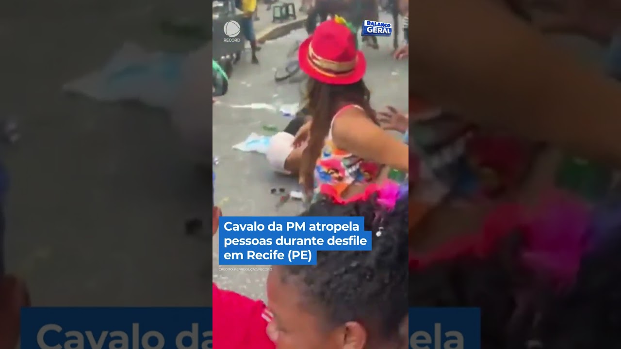Cavalo da PM atropela pessoas durante desfile em Recife (PE) #shorts #balancogeral