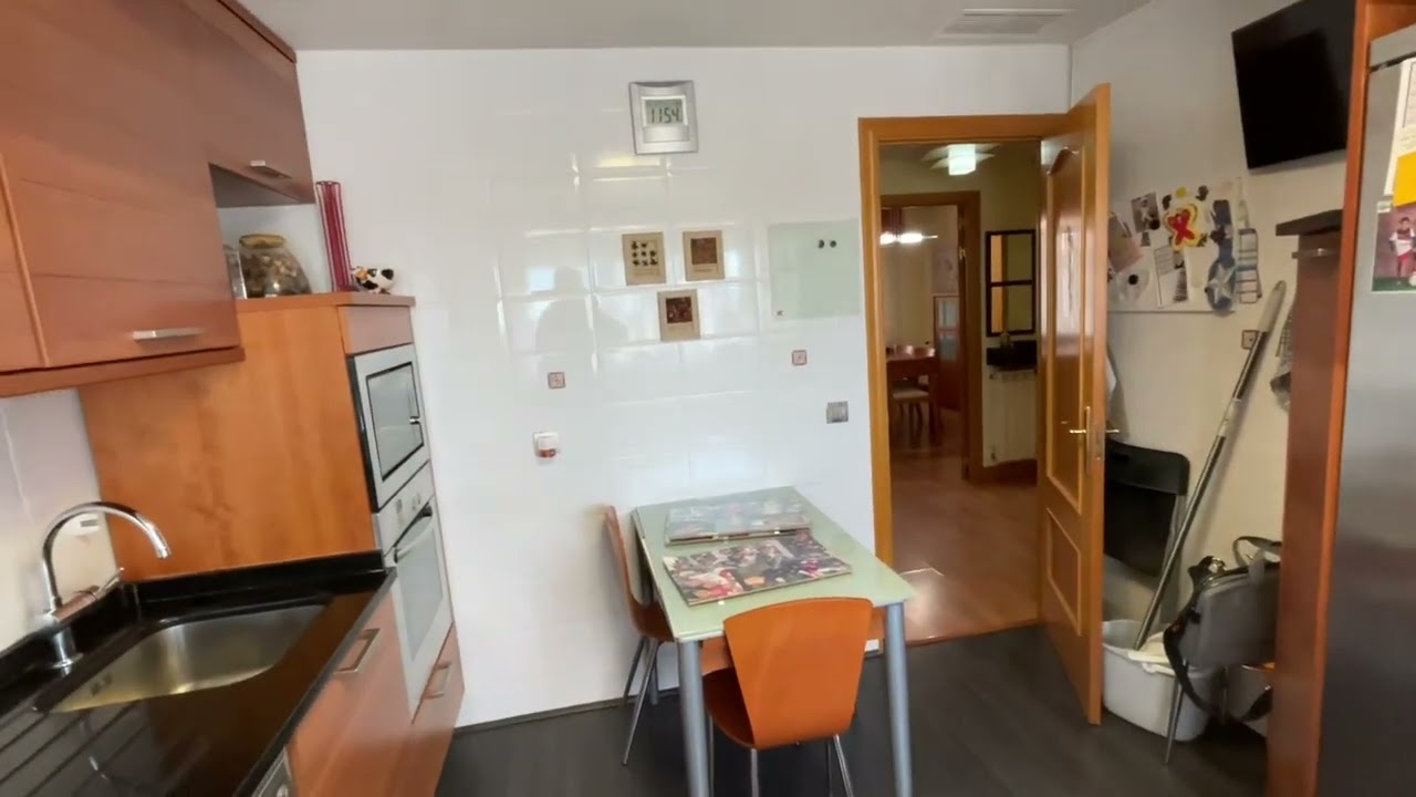 Venta de chalet pareado en Parla de esquina y zona común con Piscina