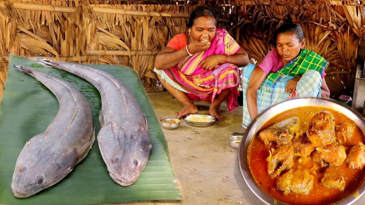 rare FLAT HEAD RIVER FISH masala curry cooking and eating by santali tribe women||fish curry recipe