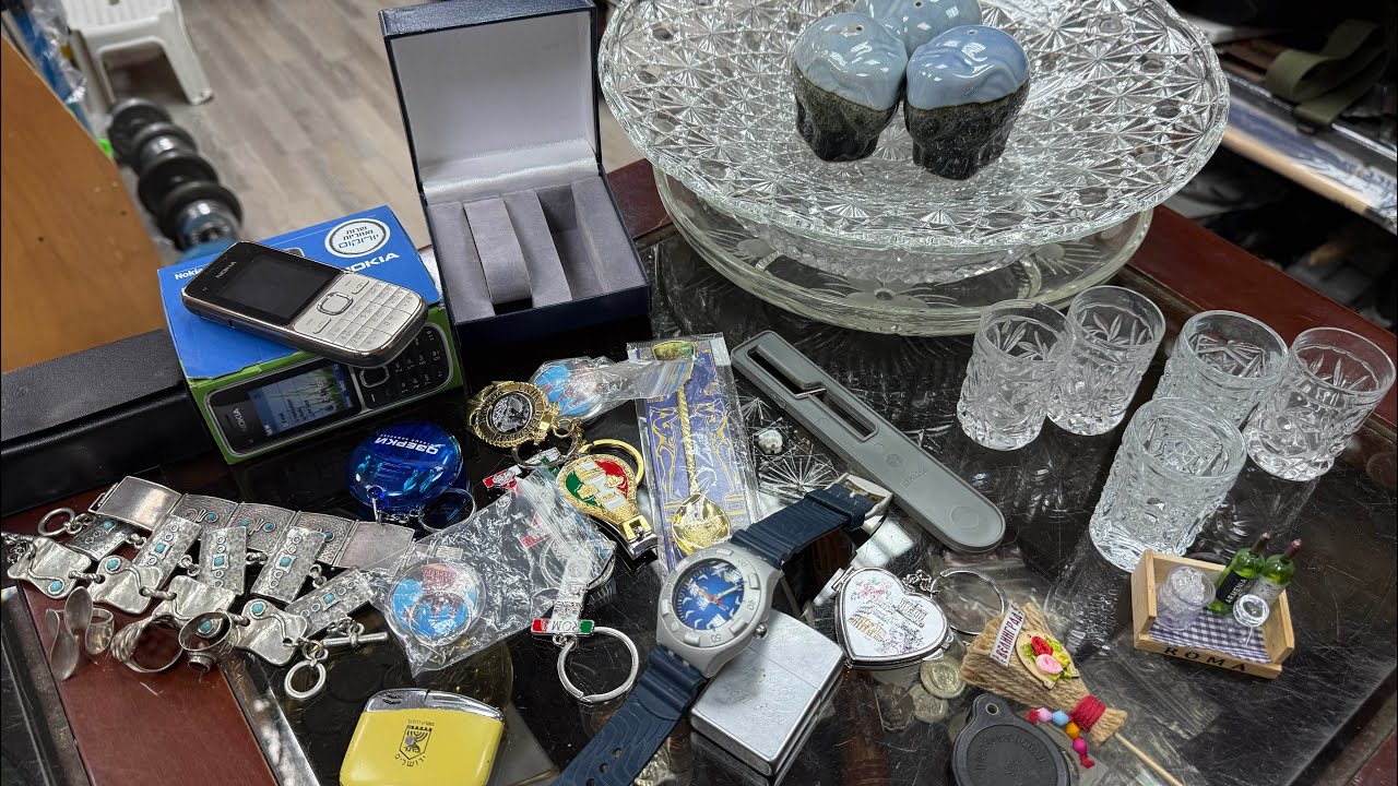 Барахолка город Кармиель есть всё и даже серебро .