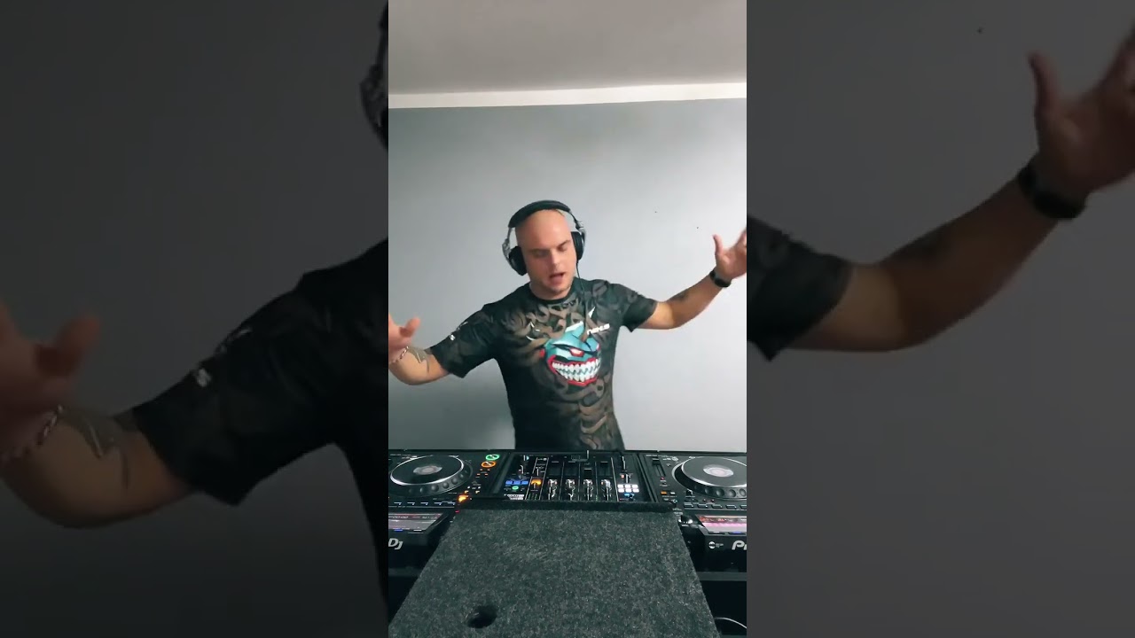 DjNeXuS live in the Mix