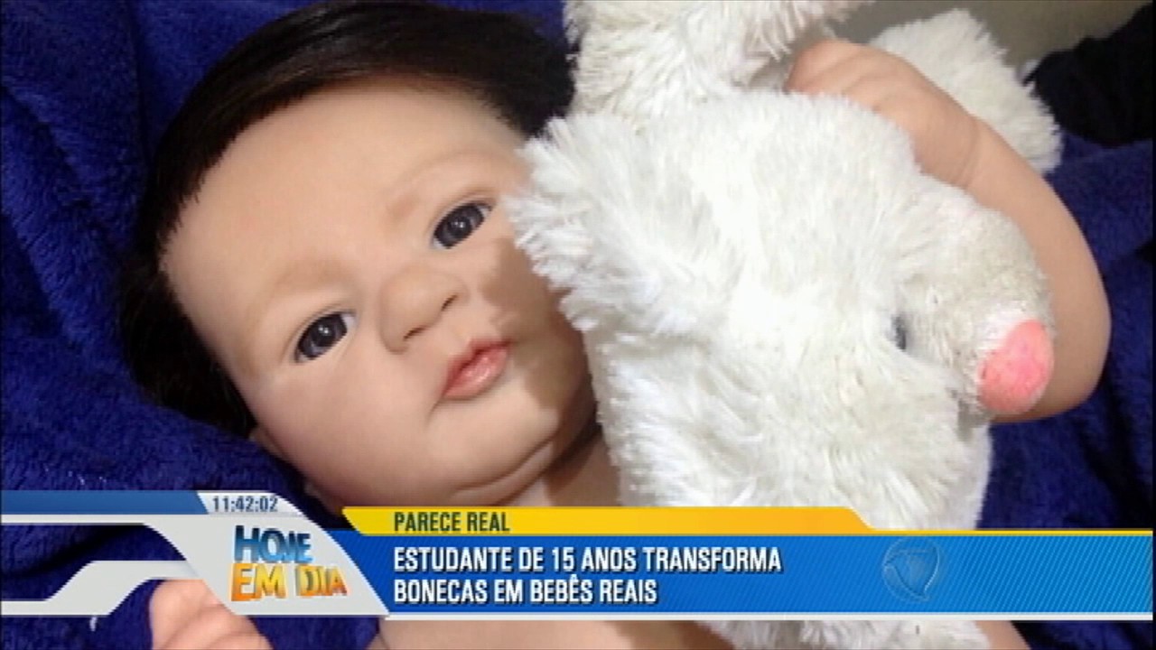 Jovem de 15 anos cria bonecas que parecem 