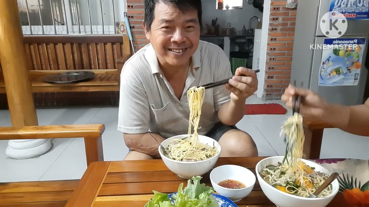 Vợ nấu hủ tiếu mì
