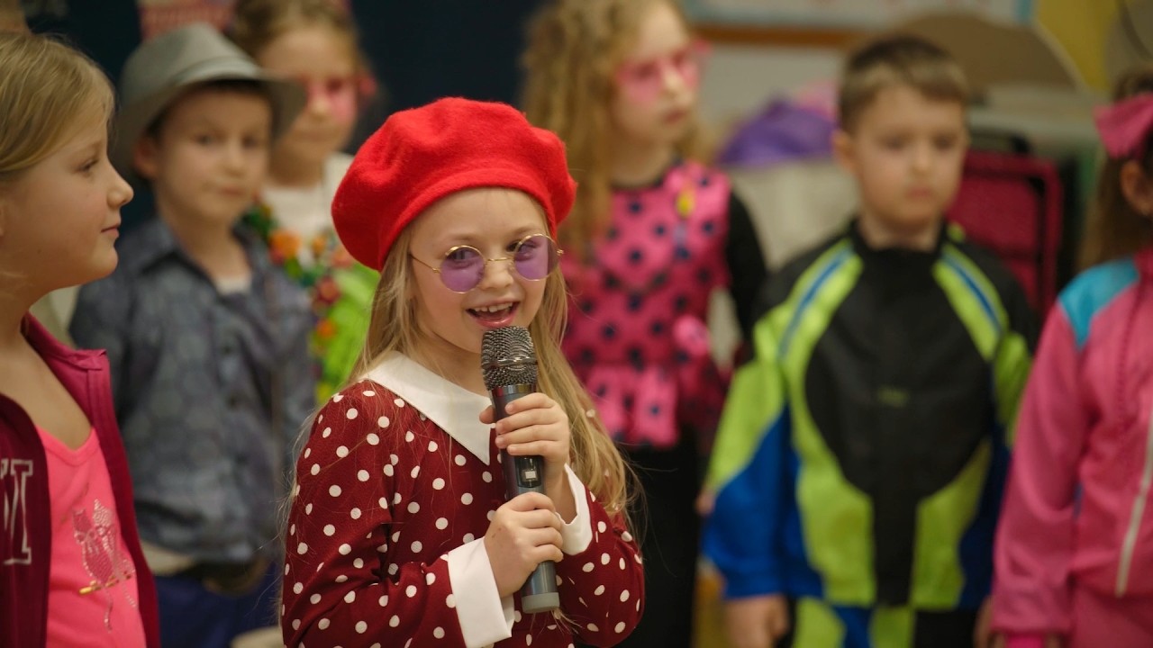 Dzień babci i dziadka w Bajkowej Krainie wehikułem czasu do świata PRL-u