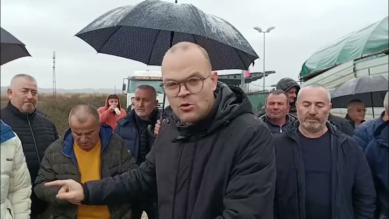 Bllokohet qarkullimi në Thumanë-Kashar, banorët në protestë:Rruga s'ndërtohet që të paguajmë te trau