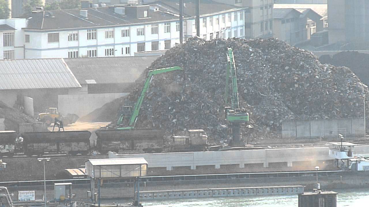 Roststaub weht in den Rhein, Hafen Birsfelden bei Basel