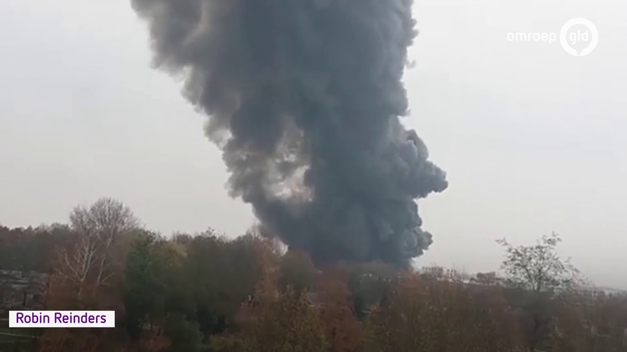 Verwoestende brand bij Karwei in Apeldoorn