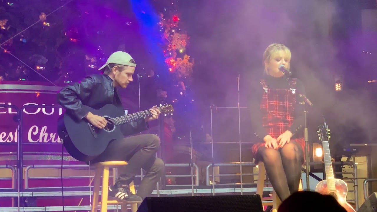 Maddie Poppe @ Citadel Tree Lighting - Lovefool (cover)