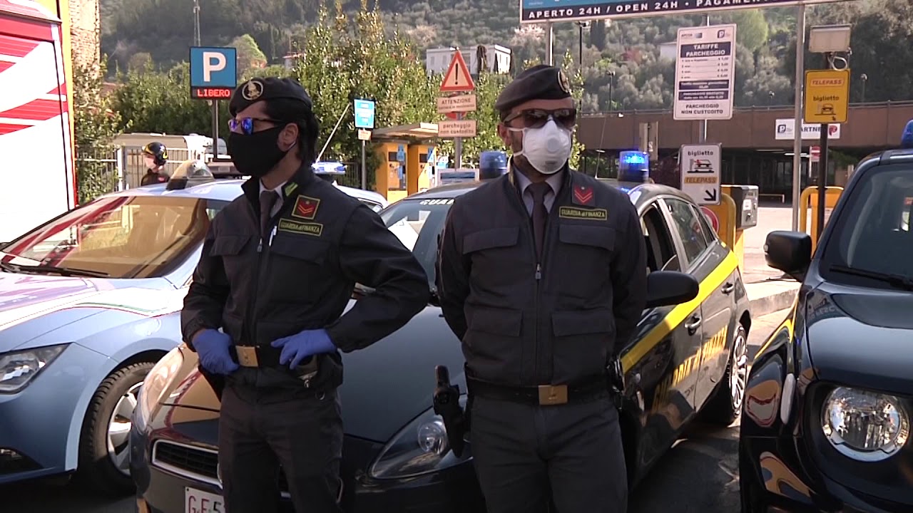l'omaggio delle forze dell'ordine all'Ospedale di Pescia