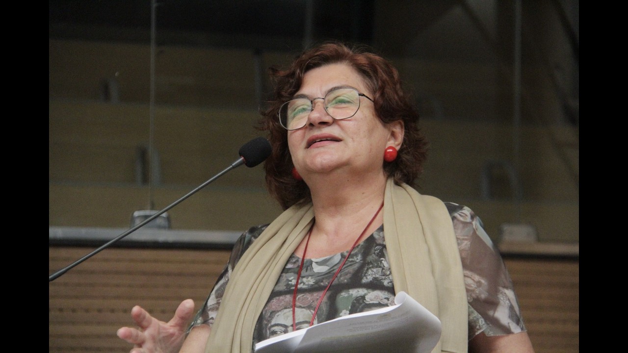 Cida Pedrosa fala sobre votos de aplausos a artistas, sindicato e instituições social e religiosa