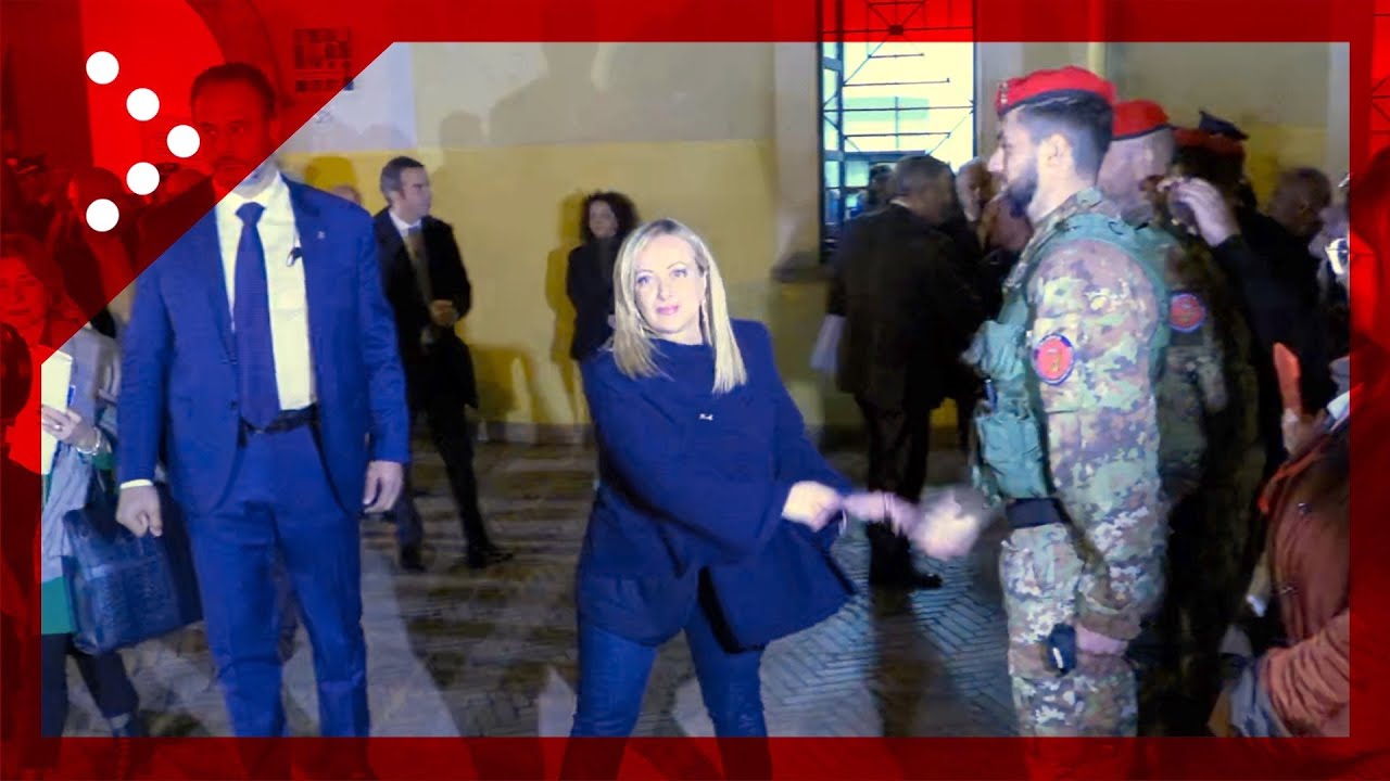 Cutro, termina il Cdm: applausi per Giorgia Meloni all'uscita dal Municipio