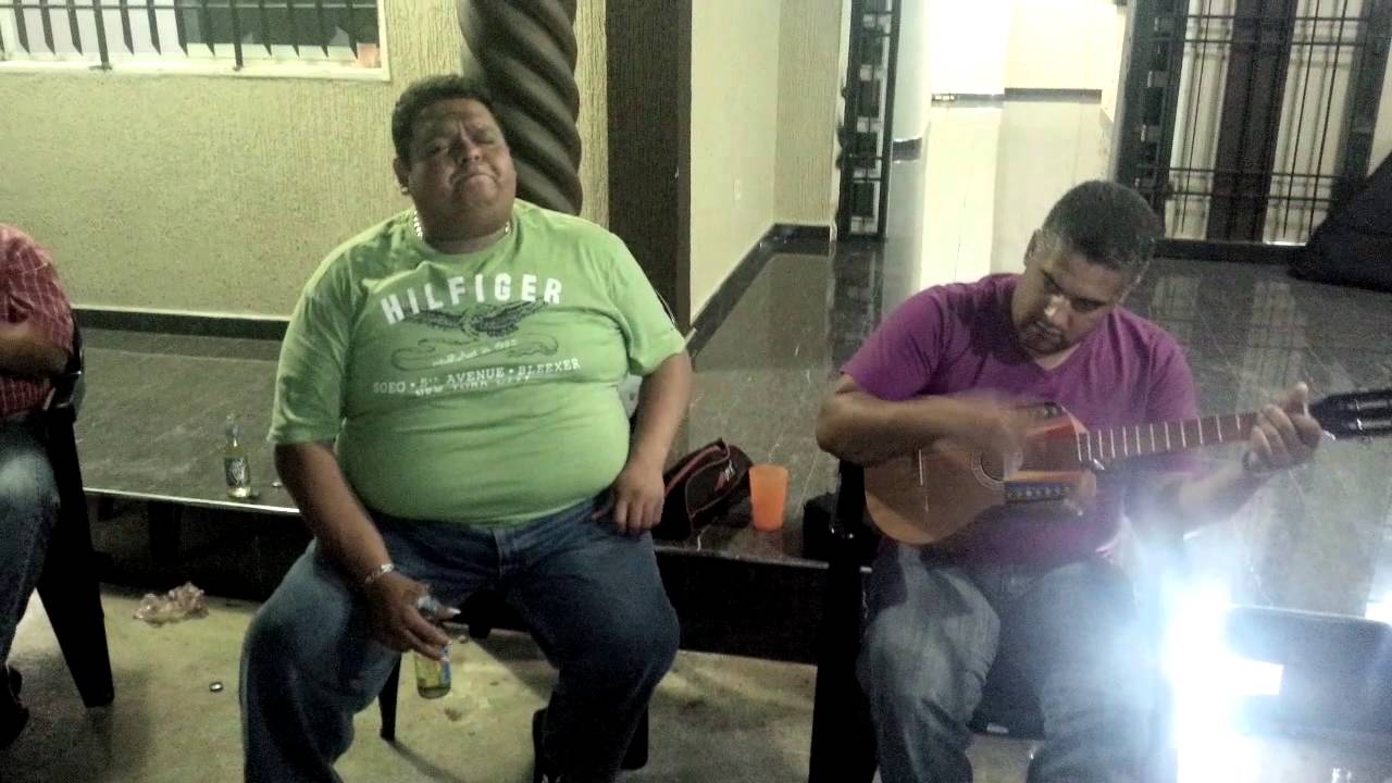 Alejandro naranjo, yergin loreto y Thomas loreto cantando un popurri
