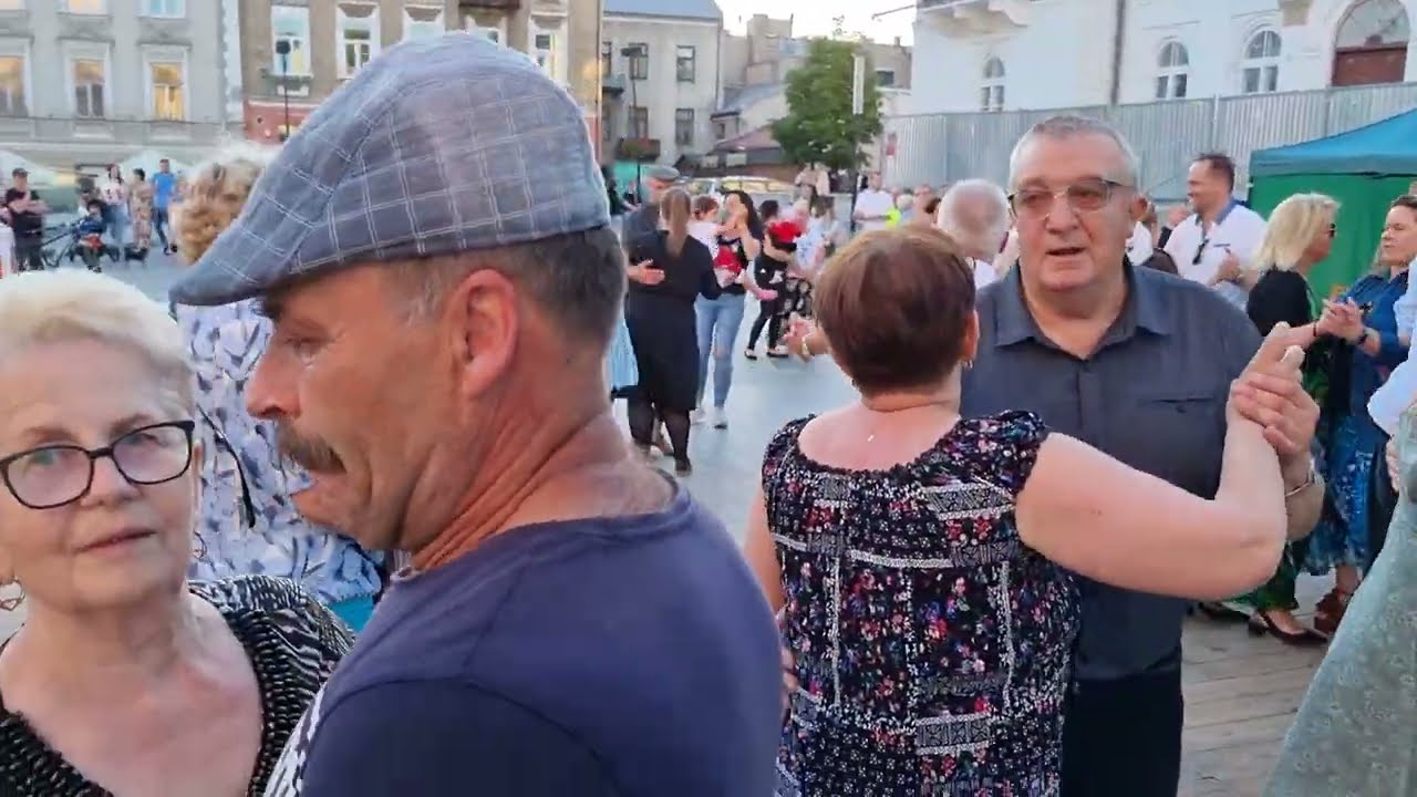 Zawieruchy Radomskie,potańcówka w centrum Radomia przy fontannach.